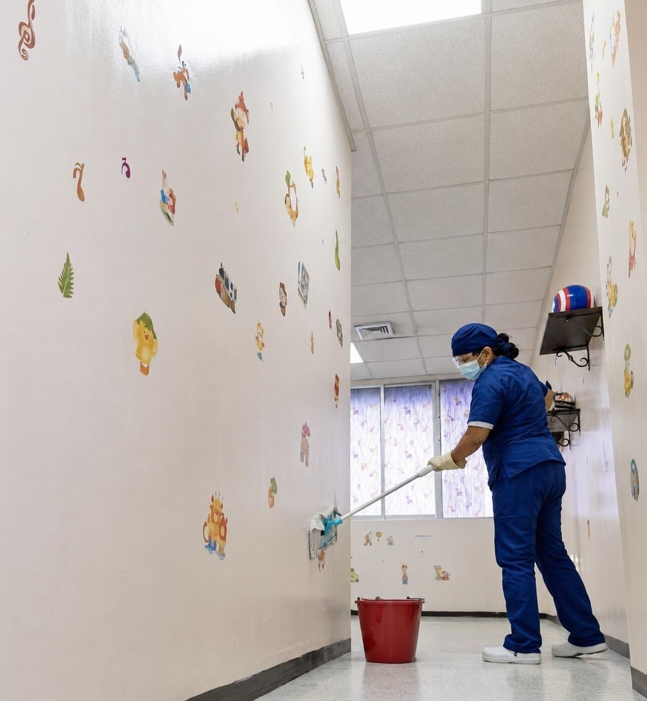 Personal de GENERALCLEAN realizando limpieza (foto 1)