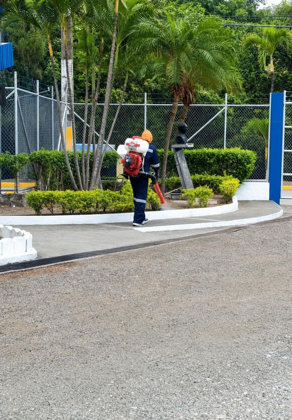 Personal de GENERALCLEAN realizando limpieza (foto 11)