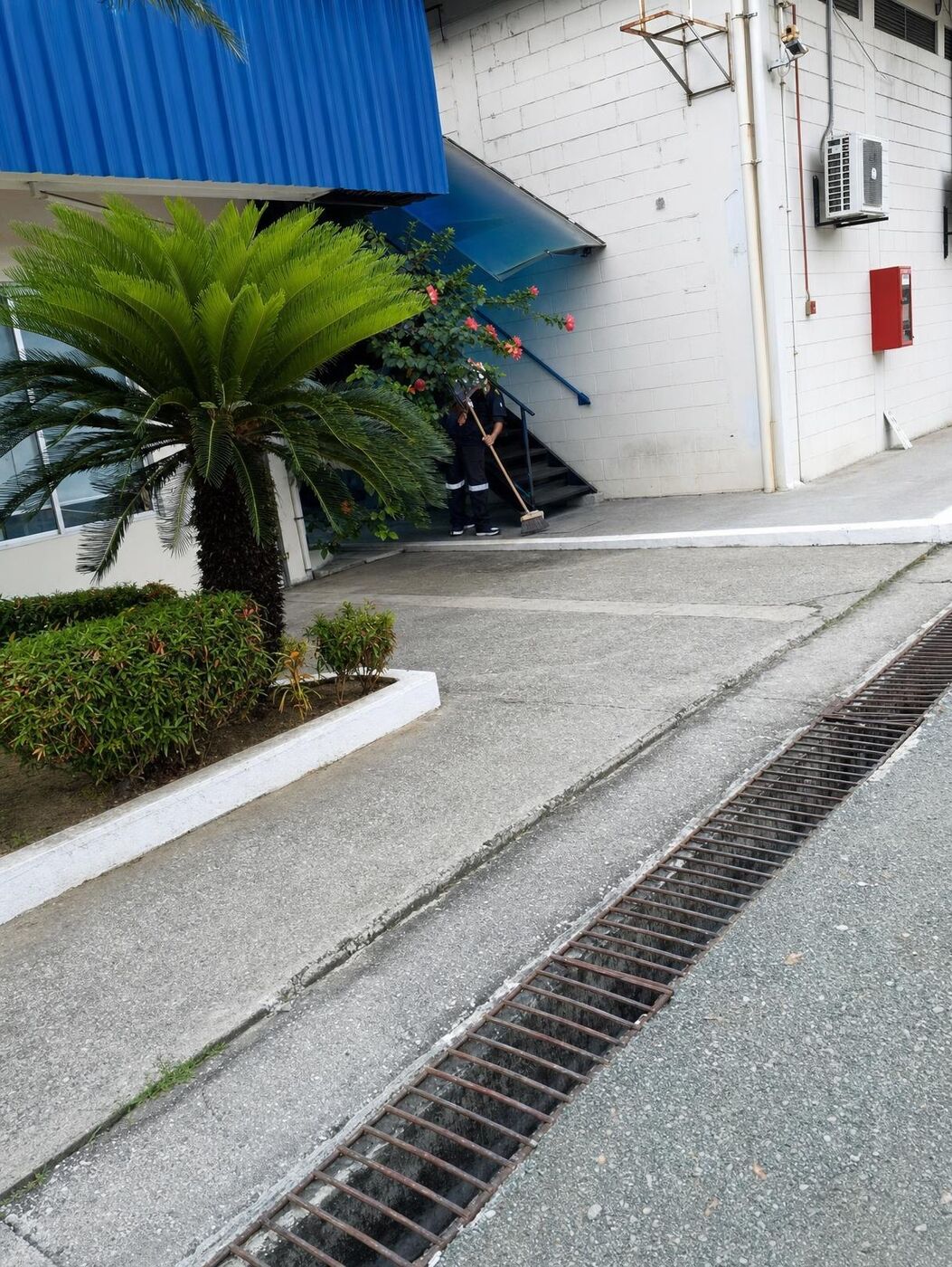 Personal de GENERALCLEAN realizando limpieza (foto 12)